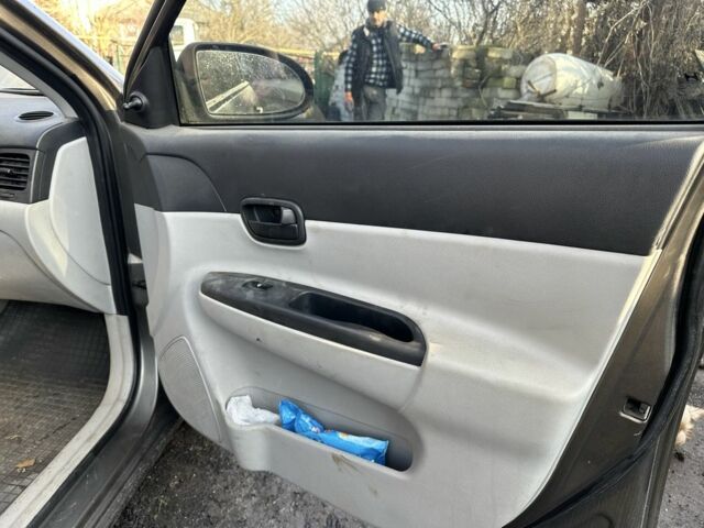 Серый Хендай Акцент, объемом двигателя 1.4 л и пробегом 180 тыс. км за 1200 $, фото 6 на Automoto.ua