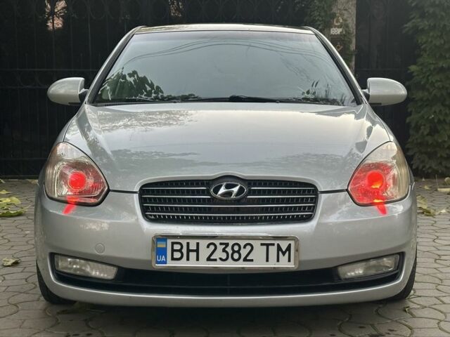 Серый Хендай Акцент, объемом двигателя 1.4 л и пробегом 200 тыс. км за 4990 $, фото 1 на Automoto.ua