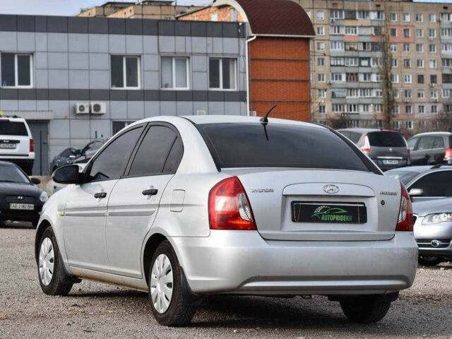 Серый Хендай Акцент, объемом двигателя 1.4 л и пробегом 327 тыс. км за 4999 $, фото 3 на Automoto.ua