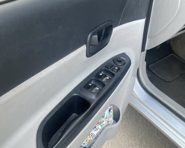 Серый Хендай Акцент, объемом двигателя 1.4 л и пробегом 245 тыс. км за 4500 $, фото 10 на Automoto.ua