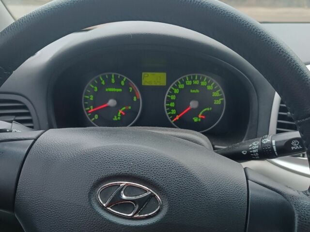 Серый Хендай Акцент, объемом двигателя 1.6 л и пробегом 246 тыс. км за 4900 $, фото 3 на Automoto.ua