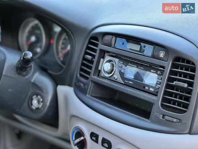 Серый Хендай Акцент, объемом двигателя 1.4 л и пробегом 98 тыс. км за 4899 $, фото 27 на Automoto.ua