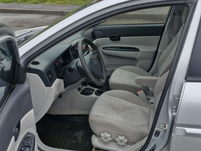 Серый Хендай Акцент, объемом двигателя 1.5 л и пробегом 268 тыс. км за 3400 $, фото 5 на Automoto.ua