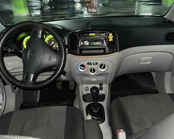 Серый Хендай Акцент, объемом двигателя 1.4 л и пробегом 260 тыс. км за 4500 $, фото 9 на Automoto.ua