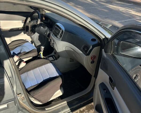 Серый Хендай Акцент, объемом двигателя 1.6 л и пробегом 308 тыс. км за 4600 $, фото 15 на Automoto.ua