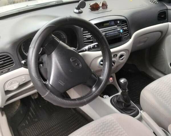 Серый Хендай Акцент, объемом двигателя 1.4 л и пробегом 235 тыс. км за 4250 $, фото 7 на Automoto.ua