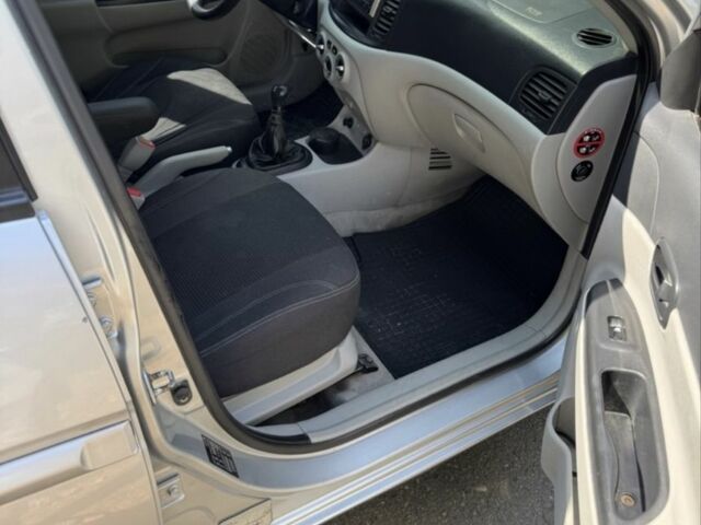 Сірий Хендай Акцент, об'ємом двигуна 1.4 л та пробігом 450 тис. км за 4800 $, фото 5 на Automoto.ua