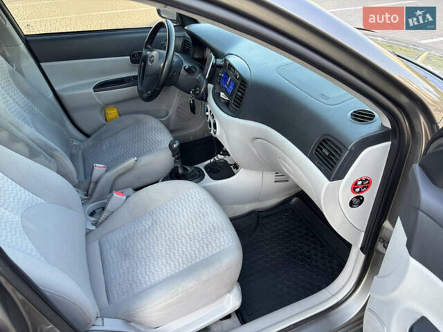 Серый Хендай Акцент, объемом двигателя 1.4 л и пробегом 135 тыс. км за 4800 $, фото 12 на Automoto.ua