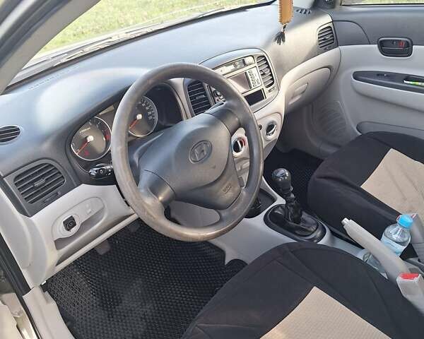 Сірий Хендай Акцент, об'ємом двигуна 1.4 л та пробігом 178 тис. км за 5500 $, фото 3 на Automoto.ua