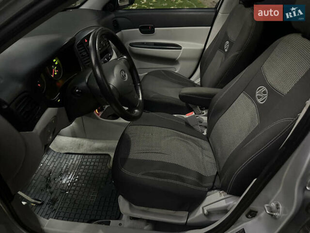 Серый Хендай Акцент, объемом двигателя 1.4 л и пробегом 200 тыс. км за 4990 $, фото 21 на Automoto.ua