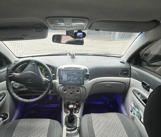 Серый Хендай Акцент, объемом двигателя 1.4 л и пробегом 269 тыс. км за 3500 $, фото 5 на Automoto.ua