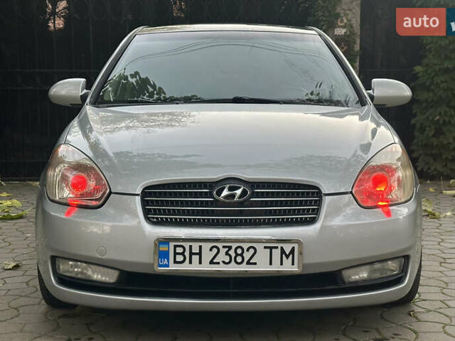 Серый Хендай Акцент, объемом двигателя 1.4 л и пробегом 200 тыс. км за 4990 $, фото 1 на Automoto.ua