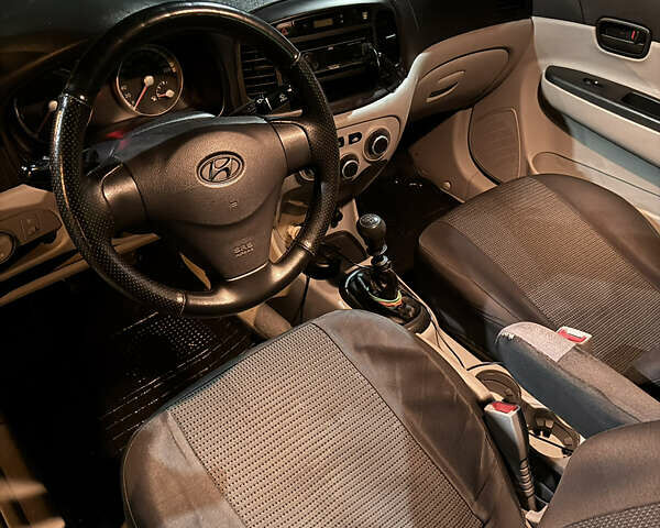 Серый Хендай Акцент, объемом двигателя 1.49 л и пробегом 250 тыс. км за 5300 $, фото 6 на Automoto.ua