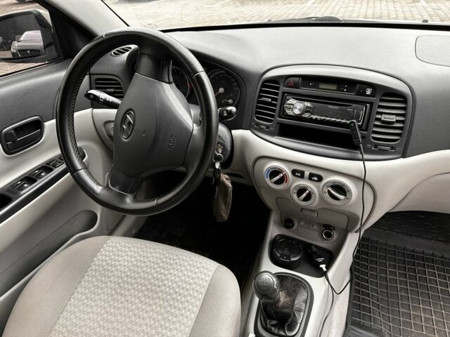 Серый Хендай Акцент, объемом двигателя 1.4 л и пробегом 327 тыс. км за 4500 $, фото 21 на Automoto.ua