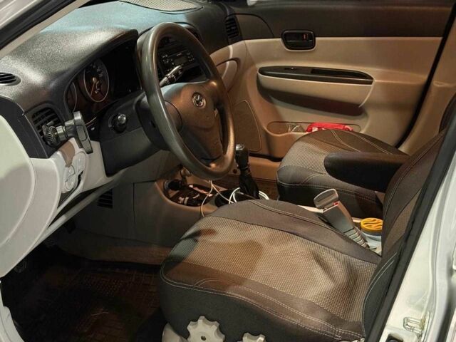 Серый Хендай Акцент, объемом двигателя 1.4 л и пробегом 203 тыс. км за 4990 $, фото 8 на Automoto.ua