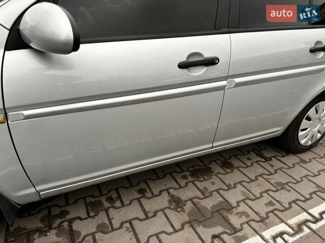 Серый Хендай Акцент, объемом двигателя 1.4 л и пробегом 327 тыс. км за 4500 $, фото 10 на Automoto.ua