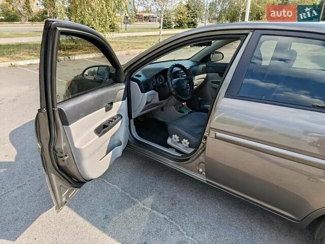 Серый Хендай Акцент, объемом двигателя 1.4 л и пробегом 310 тыс. км за 4500 $, фото 5 на Automoto.ua