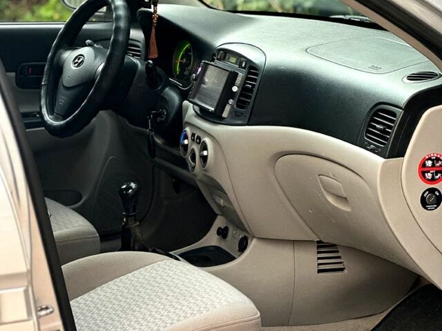 Серый Хендай Акцент, объемом двигателя 1.5 л и пробегом 189 тыс. км за 5500 $, фото 3 на Automoto.ua