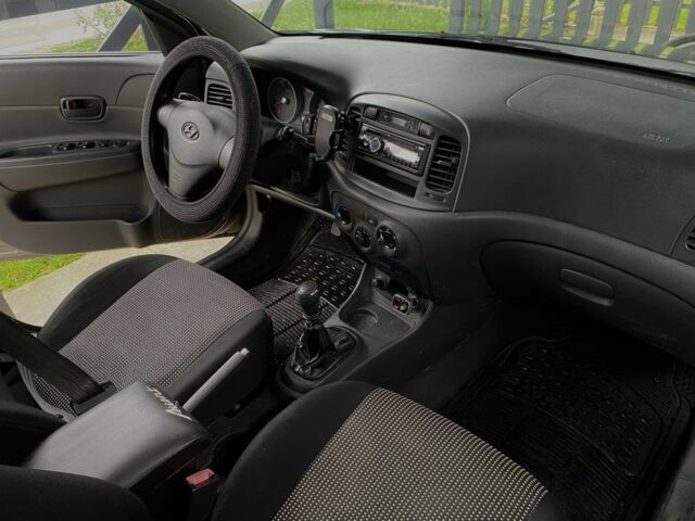 Серый Хендай Акцент, объемом двигателя 1.4 л и пробегом 344 тыс. км за 5000 $, фото 6 на Automoto.ua