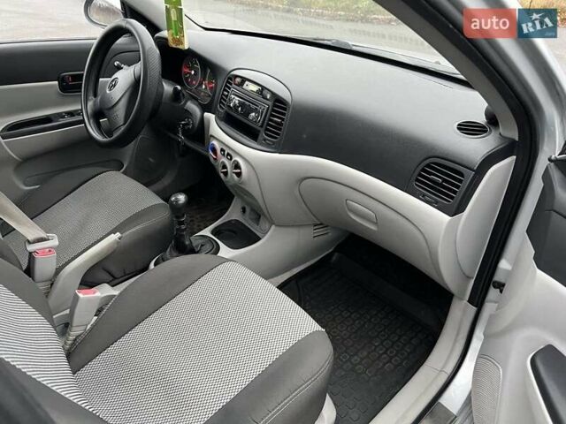 Серый Хендай Акцент, объемом двигателя 1.4 л и пробегом 139 тыс. км за 4500 $, фото 12 на Automoto.ua