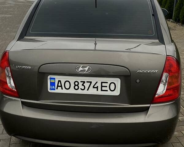 Серый Хендай Акцент, объемом двигателя 1.4 л и пробегом 344 тыс. км за 5000 $, фото 3 на Automoto.ua