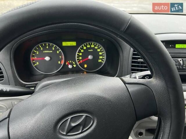 Серый Хендай Акцент, объемом двигателя 1.4 л и пробегом 139 тыс. км за 4500 $, фото 13 на Automoto.ua