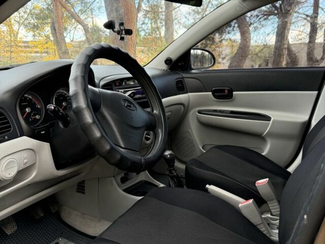 Сірий Хендай Акцент, об'ємом двигуна 1.4 л та пробігом 125 тис. км за 4800 $, фото 5 на Automoto.ua