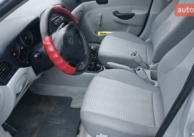Сірий Хендай Акцент, об'ємом двигуна 1.4 л та пробігом 240 тис. км за 4400 $, фото 2 на Automoto.ua