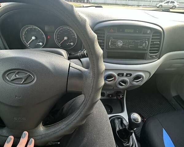 Сірий Хендай Акцент, об'ємом двигуна 1.4 л та пробігом 250 тис. км за 5400 $, фото 2 на Automoto.ua