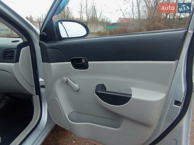 Сірий Хендай Акцент, об'ємом двигуна 1.4 л та пробігом 240 тис. км за 4800 $, фото 5 на Automoto.ua