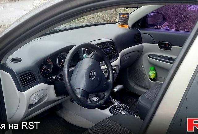 Серый Хендай Акцент, объемом двигателя 1.4 л и пробегом 220 тыс. км за 5900 $, фото 4 на Automoto.ua