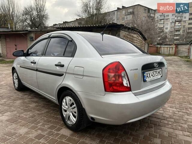 Серый Хендай Акцент, объемом двигателя 1.4 л и пробегом 114 тыс. км за 4850 $, фото 3 на Automoto.ua