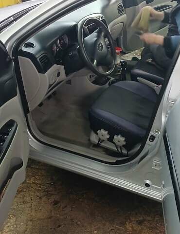 Серый Хендай Акцент, объемом двигателя 1.4 л и пробегом 113 тыс. км за 4600 $, фото 4 на Automoto.ua