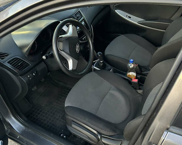 Серый Хендай Акцент, объемом двигателя 1.4 л и пробегом 187 тыс. км за 5800 $, фото 6 на Automoto.ua