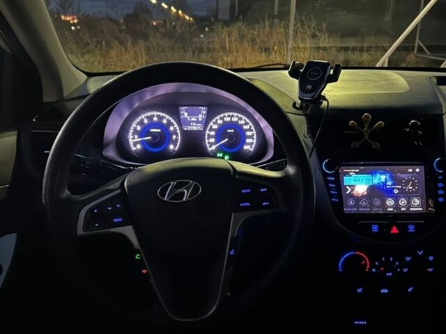 Серый Хендай Акцент, объемом двигателя 1.4 л и пробегом 218 тыс. км за 5600 $, фото 7 на Automoto.ua