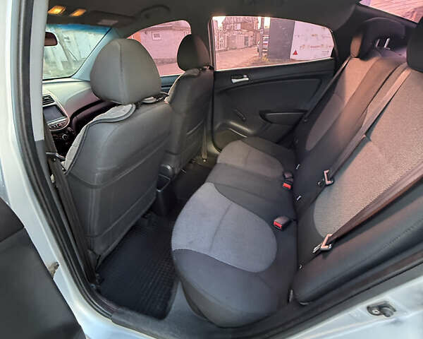 Серый Хендай Акцент, объемом двигателя 1.4 л и пробегом 242 тыс. км за 6100 $, фото 10 на Automoto.ua