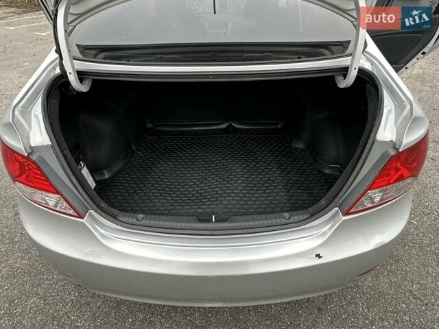 Серый Хендай Акцент, объемом двигателя 1.4 л и пробегом 180 тыс. км за 8100 $, фото 6 на Automoto.ua