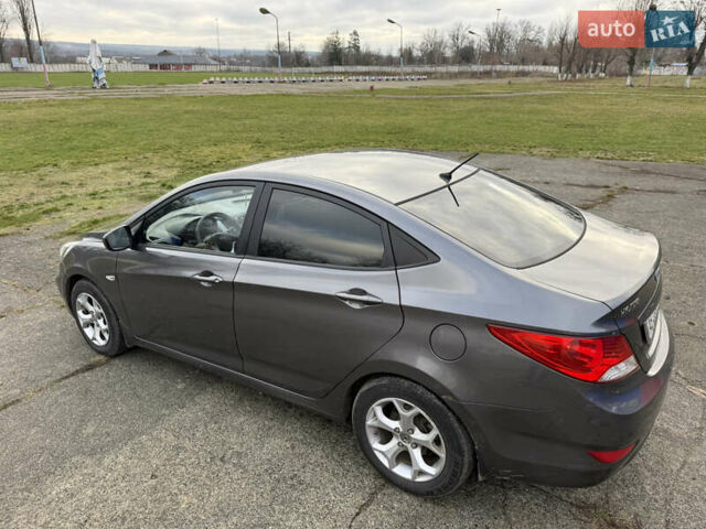 Серый Хендай Акцент, объемом двигателя 1.4 л и пробегом 206 тыс. км за 6400 $, фото 9 на Automoto.ua