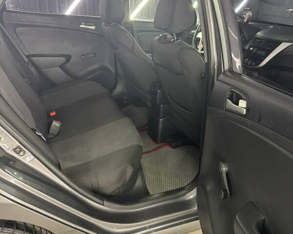 Серый Хендай Акцент, объемом двигателя 1.4 л и пробегом 253 тыс. км за 5200 $, фото 10 на Automoto.ua