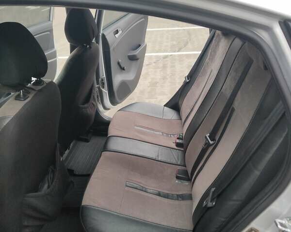 Серый Хендай Акцент, объемом двигателя 1.4 л и пробегом 104 тыс. км за 7600 $, фото 6 на Automoto.ua