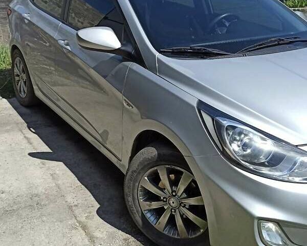 Серый Хендай Акцент, объемом двигателя 1.4 л и пробегом 175 тыс. км за 6800 $, фото 1 на Automoto.ua