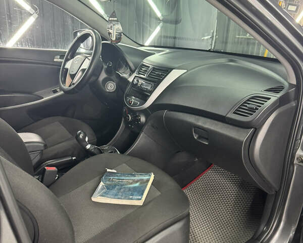 Серый Хендай Акцент, объемом двигателя 1.4 л и пробегом 253 тыс. км за 5200 $, фото 9 на Automoto.ua