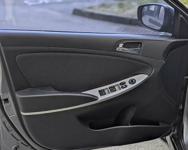 Серый Хендай Акцент, объемом двигателя 1.4 л и пробегом 233 тыс. км за 6250 $, фото 16 на Automoto.ua