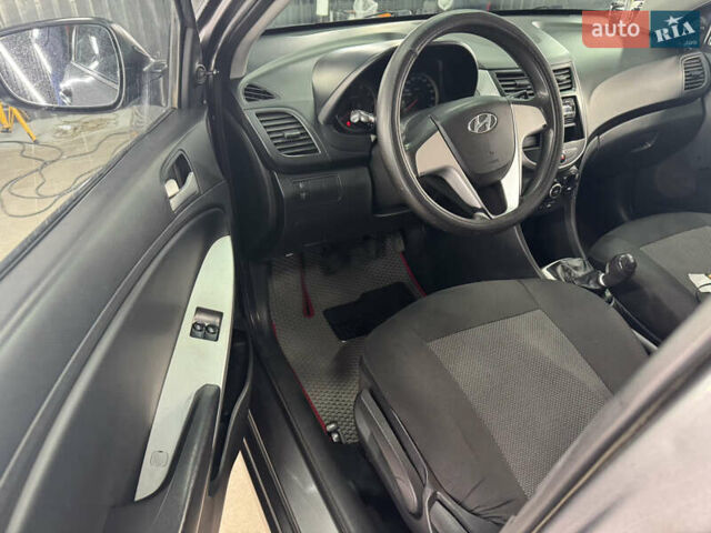 Серый Хендай Акцент, объемом двигателя 1.4 л и пробегом 253 тыс. км за 5200 $, фото 8 на Automoto.ua