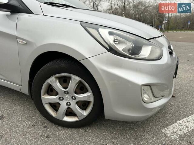 Серый Хендай Акцент, объемом двигателя 1.4 л и пробегом 180 тыс. км за 8100 $, фото 7 на Automoto.ua