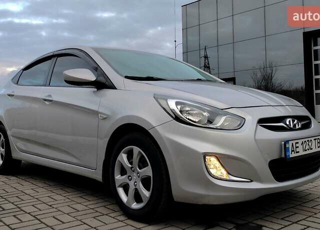 Серый Хендай Акцент, объемом двигателя 1.4 л и пробегом 175 тыс. км за 7500 $, фото 2 на Automoto.ua
