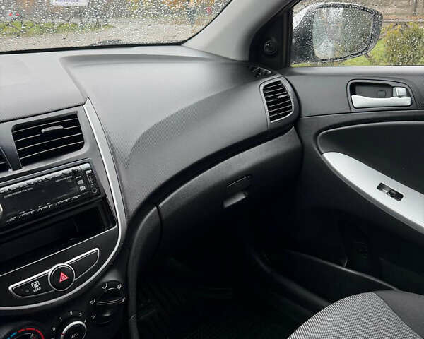 Серый Хендай Акцент, объемом двигателя 1.4 л и пробегом 38 тыс. км за 7700 $, фото 20 на Automoto.ua