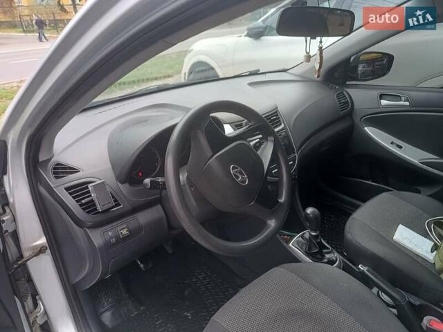 Серый Хендай Акцент, объемом двигателя 1.4 л и пробегом 316 тыс. км за 5800 $, фото 3 на Automoto.ua