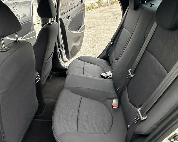 Серый Хендай Акцент, объемом двигателя 1.4 л и пробегом 180 тыс. км за 8100 $, фото 10 на Automoto.ua