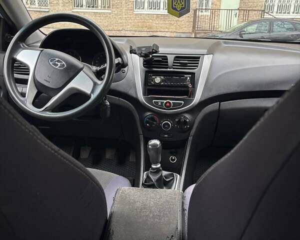 Серый Хендай Акцент, объемом двигателя 1.4 л и пробегом 140 тыс. км за 6800 $, фото 14 на Automoto.ua